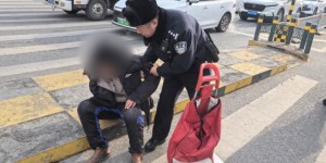 巡逻民警及时救助行动不便老人