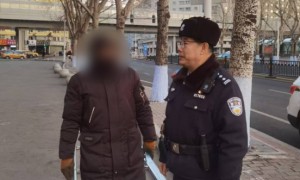 巡逻民警暖心救助异地求助男子  寒冬传递温情力量