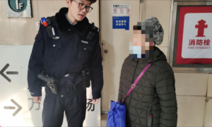 民警助迷路老人回家