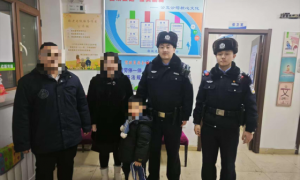 民警帮助走失小孩找到家属